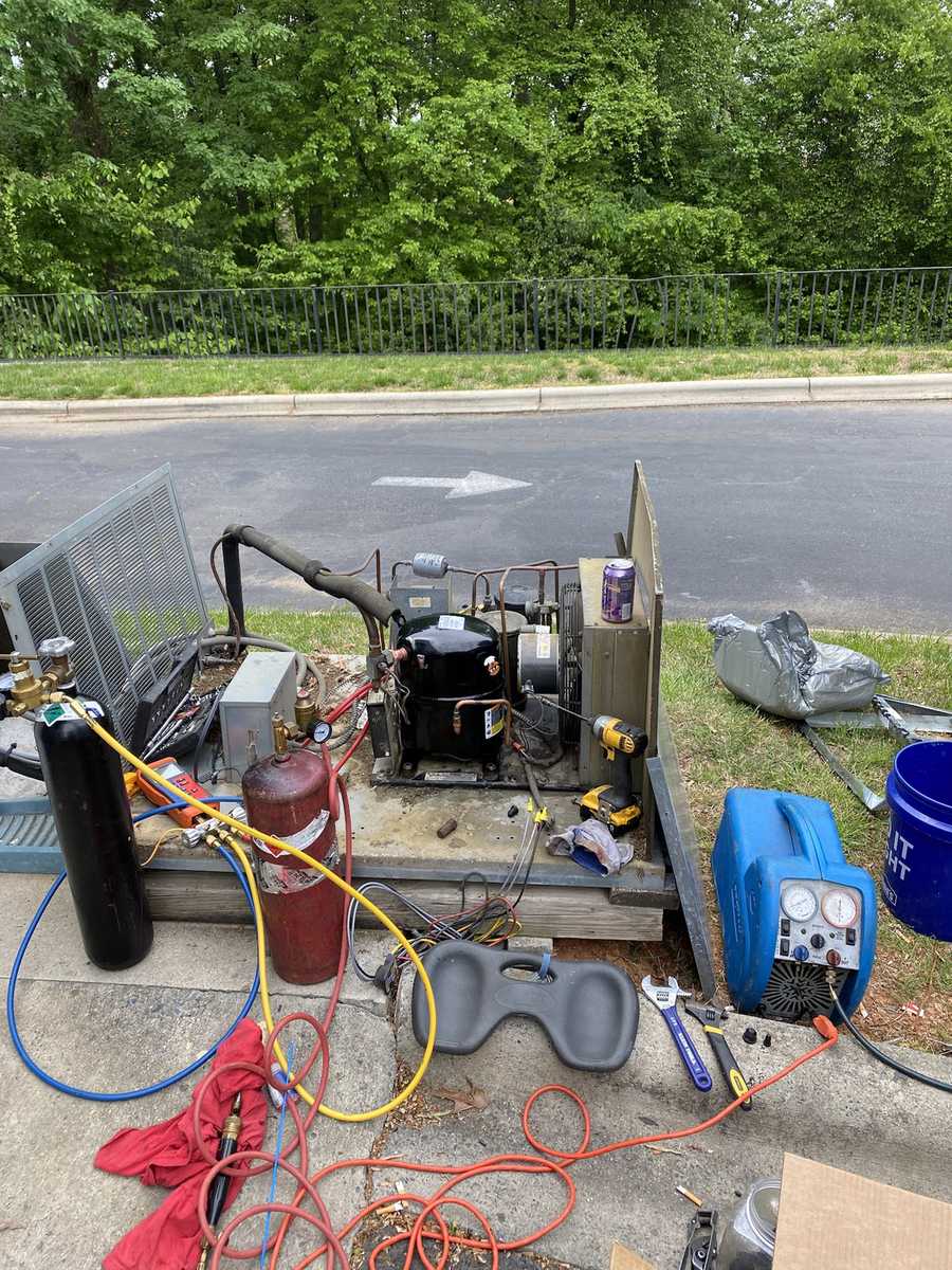 Refrigeration compressor on manifold gauges